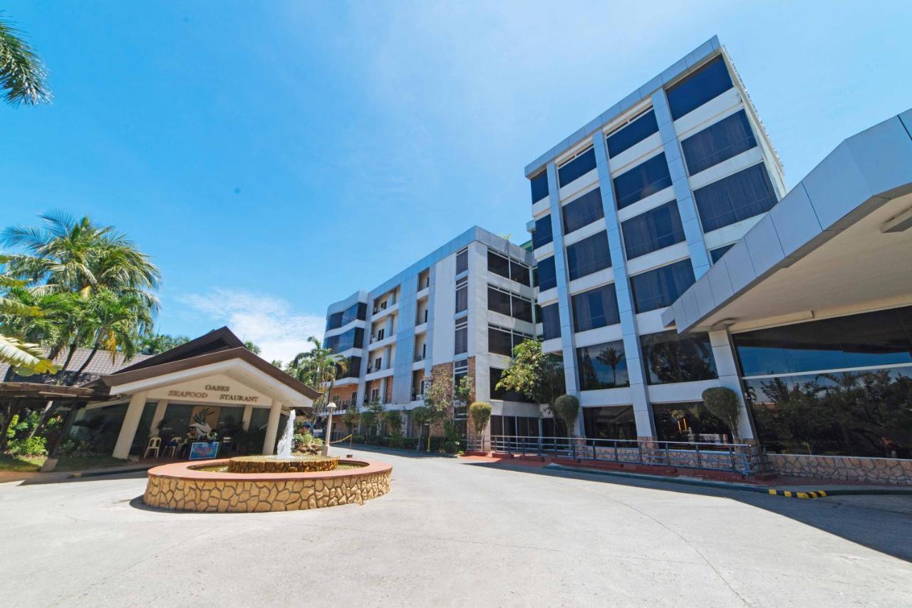 Hotel Reddoorz Premium @ The Ritz Garden Oases Davao Stadt Exterior foto