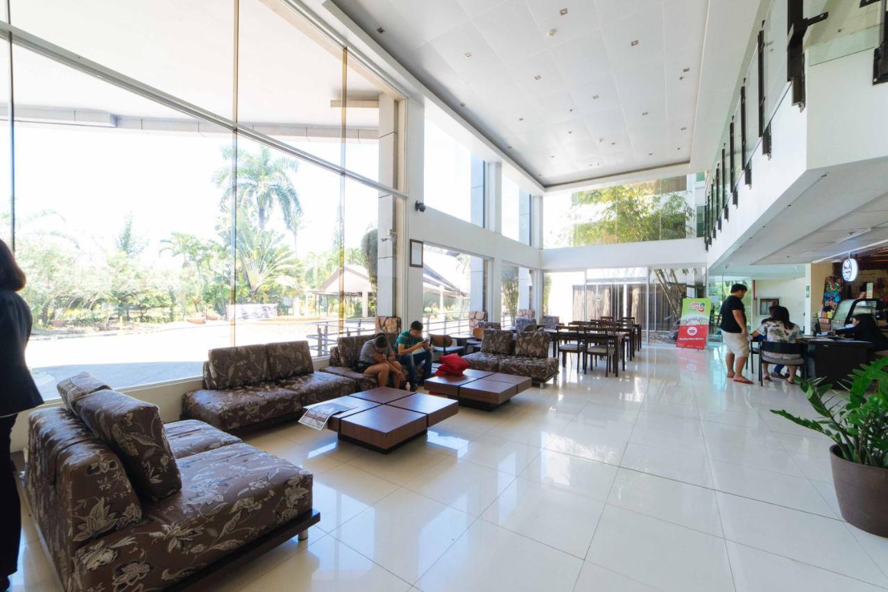 Hotel Reddoorz Premium @ The Ritz Garden Oases Davao Stadt Exterior foto