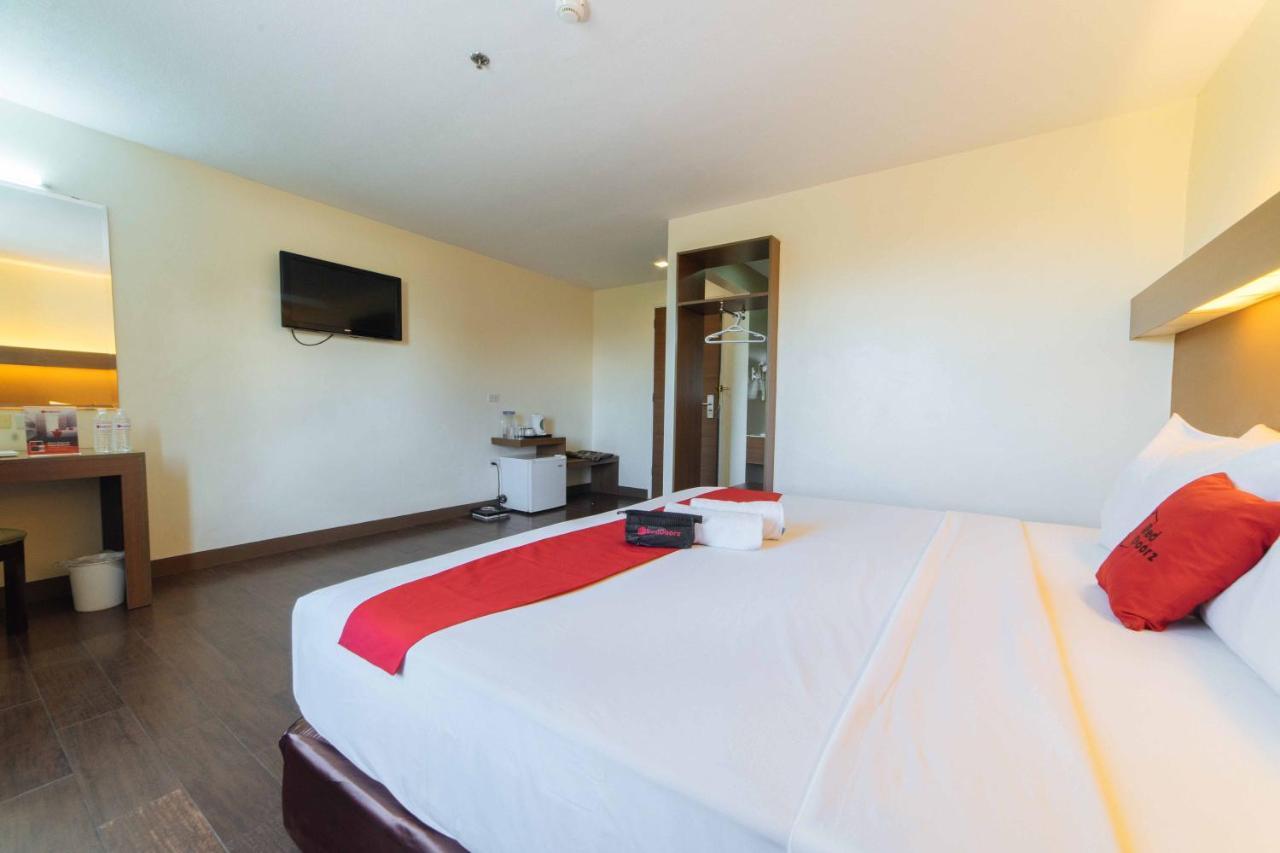 Hotel Reddoorz Premium @ The Ritz Garden Oases Davao Stadt Exterior foto