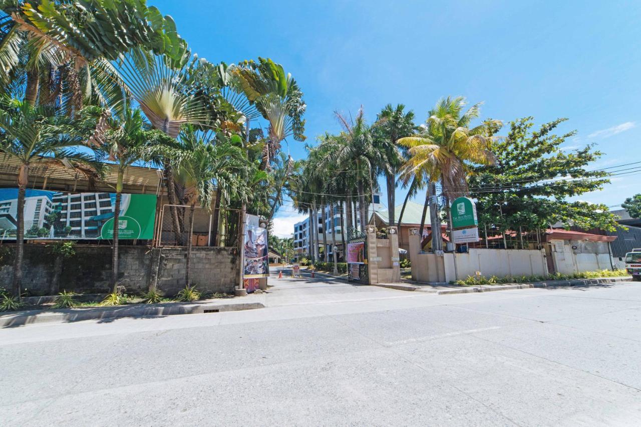 Hotel Reddoorz Premium @ The Ritz Garden Oases Davao Stadt Exterior foto