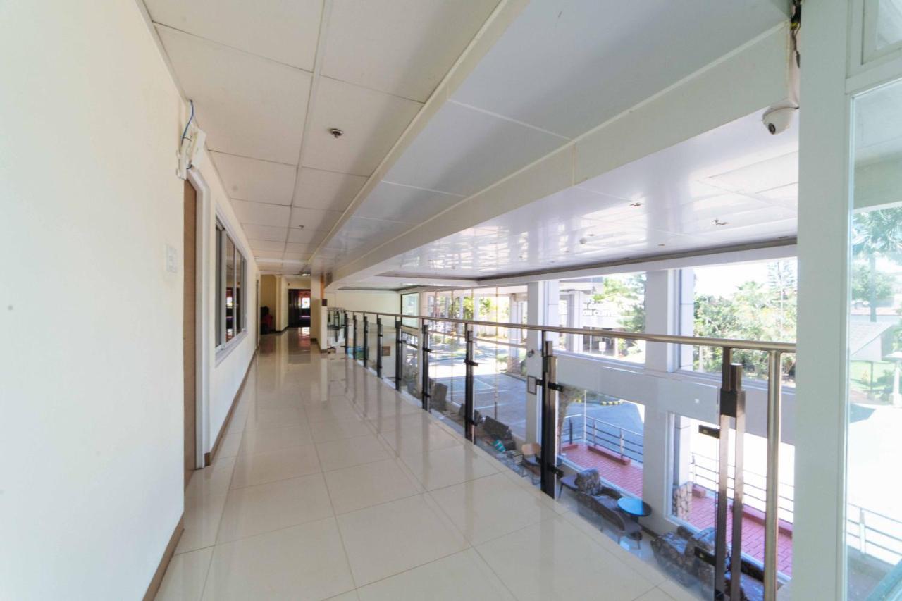 Hotel Reddoorz Premium @ The Ritz Garden Oases Davao Stadt Exterior foto