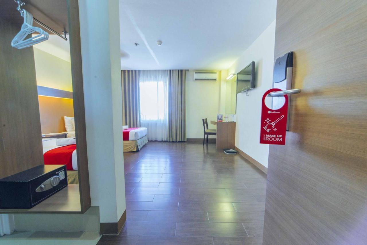Hotel Reddoorz Premium @ The Ritz Garden Oases Davao Stadt Exterior foto