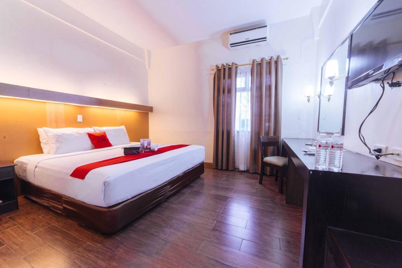 Hotel Reddoorz Premium @ The Ritz Garden Oases Davao Stadt Exterior foto