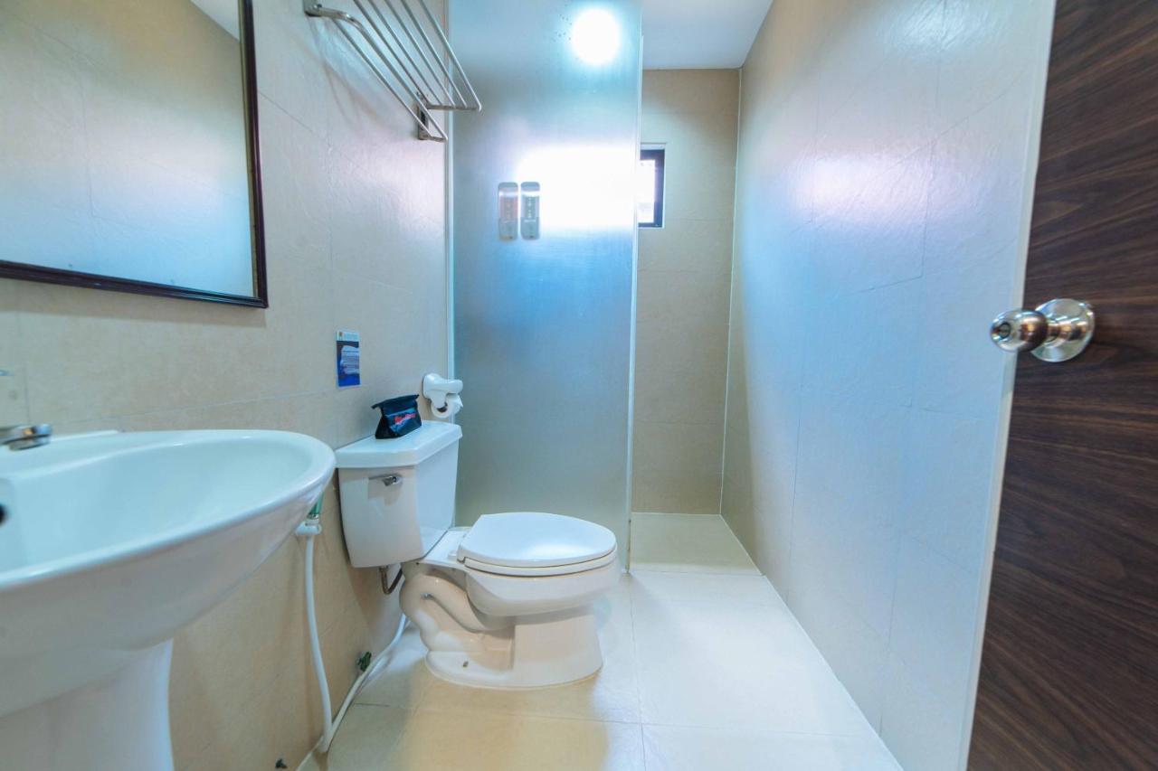 Hotel Reddoorz Premium @ The Ritz Garden Oases Davao Stadt Exterior foto